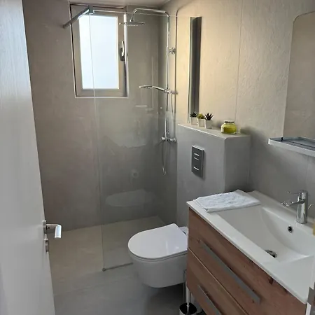 Brandnew Rooftop Flat Near Mall *