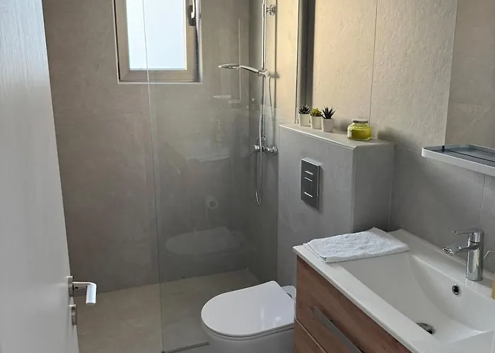 Brandnew Rooftop Flat Near Mall *